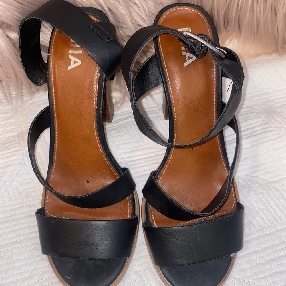 Mia Black Strappy Sandals with Chunky heel. Super Cute!